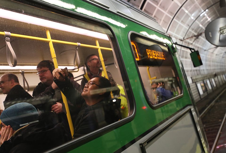 Le déraillement d'un métro fait 10 blessés à Boston